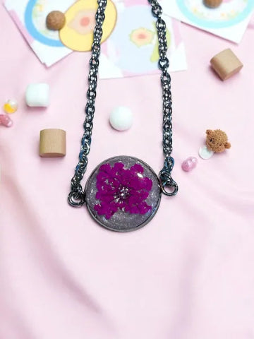 Découvrez notre bracelet artisanal en résine et acier inoxydable , un bijou original fait main, pensé pour sublimer votre style avec élégance.
Chaque bracelet est un modèle unique , fabriqué en pièce unique dans notre atelier.