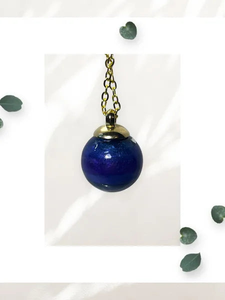 Collier en acier inoxydable avec pendentif sphère en résine – Bijou unique fait main