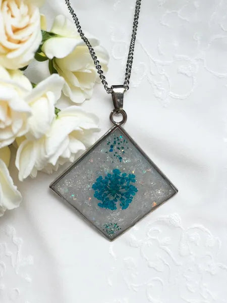 Pendentif et chaîne - Résine et acier inoxydable