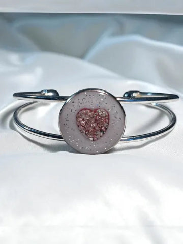 Découvrez notre bracelet artisanal en résine et acier inoxydable, un bijou original fait main, pensé pour sublimer votre style avec élégance. Chaque bracelet est un modèle unique, fabriqué en pièce unique dans notre atelier.