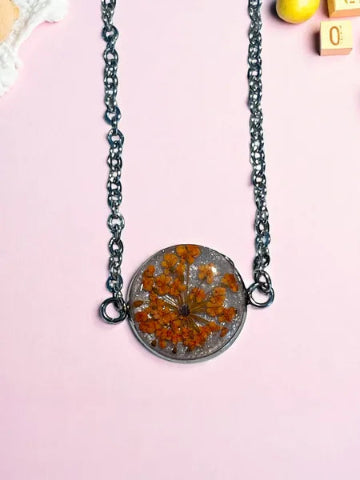 Découvrez notre bracelet artisanal en résine et acier inoxydable , un bijou original fait main, pensé pour sublimer votre style avec élégance.&nbsp;

Chaque bracelet est un modèle unique , fabriqué en pièce unique dans notre atelier.