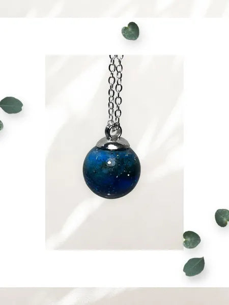 Collier en acier inoxydable avec pendentif sphère en résine – Bijou unique fait main