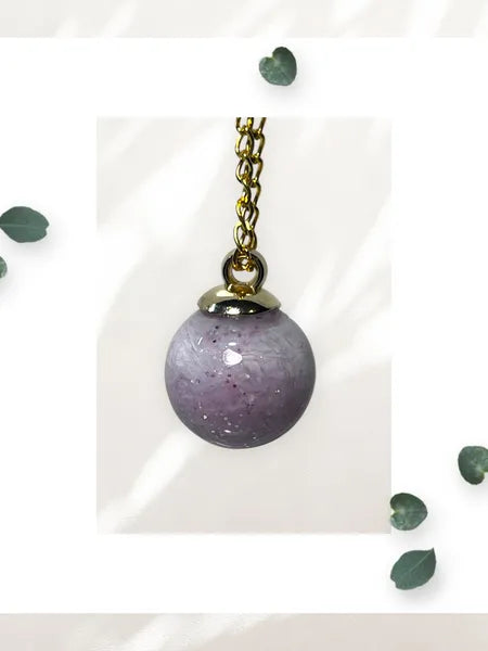 Collier en acier inoxydable avec pendentif sphère en résine – Bijou unique fait main