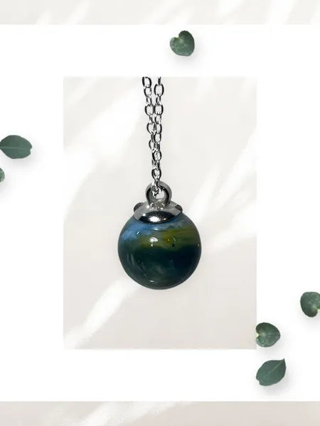 Collier en acier inoxydable avec pendentif sphère en résine – Bijou unique fait main