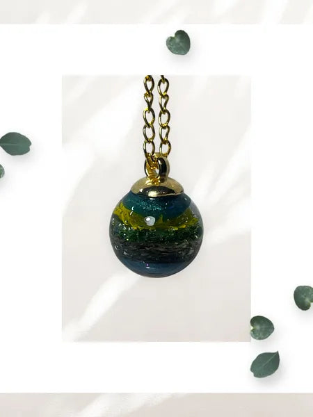 Collier en acier inoxydable avec pendentif sphère en résine – Bijou unique fait main