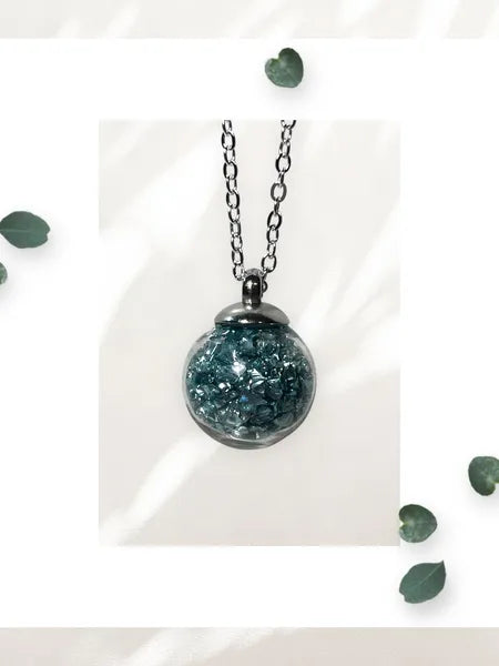 Collier en acier inoxydable avec pendentif sphère en résine – Bijou unique fait main