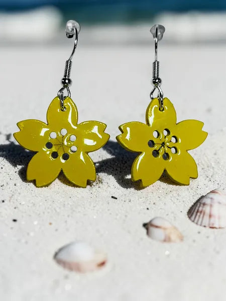 boucles d oreilles fleur jaune en resine fait main wendy goodies