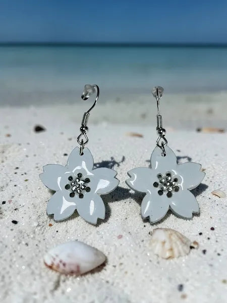boucles d oreilles fleur blanche en resine fait main wendy goodies
