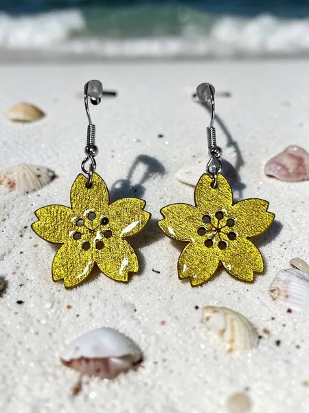 boucles d oreilles fleur dorée en resine fait main wendy goodies